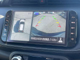 アラウンドビューモニターです。上空からお車の周りを見る感覚で表示されますので、車庫入れも簡単