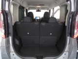 後部座席に座れる状態でも荷室はこれだけ広さがあります!お出かけやお買い物にも重宝します。ついつい買い物しすぎても安心ですね♪