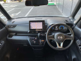 運転席からの視界が広く、隅々まではっきり見渡せます☆小物入れも多くスッキリした運転席廻り