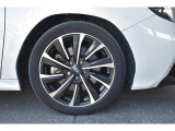 純正18インチアルミホイル/タイヤサイズは225/45R18です