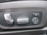 運転席メモリー付きフロント電動シート装備。