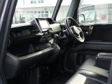 ★助手席周辺★ダッシュボードには豊富な収納BOXがありいつもすっきりとした車内!ほしい場所にちょうど良い収納を備えています。大きなフロントガラスによって見晴らしも良く快適な座り心地となっております