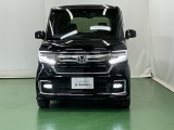 LEDヘッドライトを装備しています。LEDヘッドライトはとても明るく、雨の日や夜間走行も安全・安心です。オートライトコントロール付きで周囲の明るさに応じて自動で点灯・消灯します