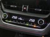 【オートエアコン】車内温度を感知して自動で温度調整をしてくれるのでいつでも快適な車内空間を創り上げます!どの席に座っても快適なドライブが楽しめます♪
