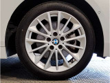 【BMWアロイホイル】軽量かつ強度に拘ったアロイホイル。走行性能ポテンシャルを引き出す設計。車の足元を引き締めてくれる大きなポイントはアロイホイルです。