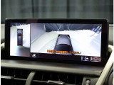パノラミックビューモニター。車両を上から見たような映像を表示。運転席から目視しにくい車両周囲の状況をリアルタイムで確認できます。