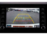 【バックモニター】 後退時に車両の後ろ側を表示します。車庫入れなどでバックする際に安心です。