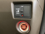 左側電動スライドドアは運転席からでも操作ができるように、ハンドル付近に開閉の操作スイッチが付いています。
