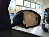 【ブラインドスポットモニター】車外の車をいち早く検知しドライバーに知らせるドライバーアシスト機能となっております。