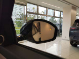 【ブラインドスポットモニター】車外の車をいち早く検知しドライバーに知らせるドライバーアシスト機能となっております。