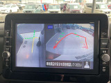 画像の左側は運転席から見ることのできないフロント左側を映している画像です、狭い道や幅寄せ時に便利です。