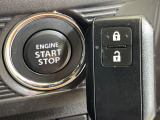 【キーレススタートシステム】カバンやポケットに入れたままでもドアの施錠・解錠が可能なスマートキーを装備。エンジンのオン・オフ時もカギを取り出す必要が無いからとっても便利です♪