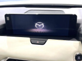 【12.3インチマツダコネクト】車内の雰囲気にマッチした大型ディスプレイ。スマホ接続でのナビ使用やBluetooth再生等、様々な機能が楽しめます。直感的なダイヤル操作が可能で、使い勝手も良好です。