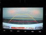 バックモニターで、駐車時に見えにくい後方をしっかり確認できます。