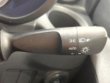 【オートライト】周りの明るさに応じて自動でヘッドライトの点灯・消灯ができる機能です!ライトの付け忘れ・消し忘れなどが無くなり、雨の日や夕方の走行も安心!トンネル通過時も便利ですね