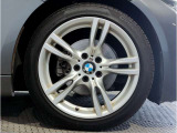 【BMWアロイホイル】軽量かつ強度に拘ったアロイホイル。走行性能ポテンシャルを引き出す設計。車の足元を引き締めてくれる大きなポイントはアロイホイルです。