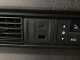 スマートフォンなどの充電に便利なUSBジャック。運転席からも助手席からも使いやすいです。
