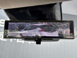 スマートルームミラーも付いています。後方ピラーや荷物、後席に同乗している方や曇りなど視界が遮られた場合でも後方カメラからの映像で安全確認をすることができます。