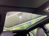 【ガラスルーフ】ガラスルーフ搭載で車内の解放感が一気にアップ!開放的なドライブをお楽しみいただけます。