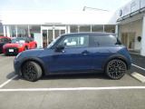 MINI自動車保険も取り扱っております。MINI自動車保険にご加入いただくと、万一のトラブルを24時間365日サポートするエマージェンシー・サービスの 【プレミアム】 をご利用いただけます。