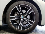 【BMWアロイホイル】軽量かつ強度に拘ったアロイホイル。走行性能ポテンシャルを引き出す設計。車の足元を引き締めてくれる大きなポイントはアロイホイルです。