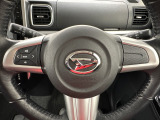 ハンドルには、アクセルペダルを踏まずに定速走行し疲労軽減に貢献するクルーズコントロールと、ハンドルから手を離さずにオーディオを操作できるので安全性がとても上がるステアリングリモコンが付いています!