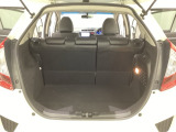 ラゲッジも広く使いやすいトランクは、開口部も広く荷物の積み下ろしもしやすいお車となっております。リアシートの背もたれは6:4の割合で分割して可倒できるので、長いお荷物などを載せることもできます。