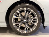 BMWの純正アロイホイールは軽量かつ強度にも優れているホイールで走行性能を引き上げる設計になっております。足元にもBMWは妥協がなくこだわっている個所になります。