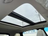 こちらが電動パノラマサンルーフになります。この写真からも開放感が伝わってくると思います!伝わらない場合はぜひご来店いただいて、体感してみてください!