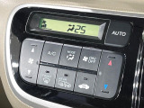 【オートエアコン】一度お好みの温度に設定すれば、車内の温度を検知し風量や温度を自動で調整。暑い&hellip;寒い&hellip;と何度もスイッチ操作をする必要はありません。快適な車内空間には必須の機能ですね♪