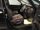 フィット感のあるシート。身体をしっかりと支えてくれるので、長時間の運転も快適にサポートしてくれます。