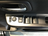 電動格納式リモコンドアミラーと、パワーウィンドウスイッチ等は運転席ドアにあります。