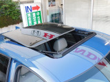 ルーフは電動で開閉操作ができるサンルーフ仕様!開放感がたまりませんね!!