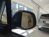 【ブラインドスポットモニター】車外の車をいち早く検知しドライバーに知らせるドライバーアシスト機能となっております。