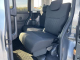 リヤシートはスライドしますので荷室や足元の広さ調整ができます。