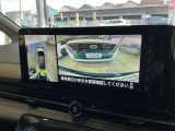 ギアをバックに入れるとナビ画面に、まるで雲の上から覗いているような映像が映り、駐車をサポートしてくれます!