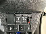 【リア両側パワースライドドア】リモコンなどで自動開閉。Hondaスマートキーを携帯していれば、軽い力で解錠とドアオープンが行えます。半ドア状態まで閉めると、自動的に全閉する機能付き。