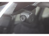 万一の事態もしっかり記録!小型フロントカメラ採用のドライブレコーダーを装備しています。