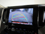 バックカメラで後方がリアルタイム映像で確認できます!商業施設や駐車場での駐車時や、夜間のバック時にも安心です♪