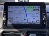 日産オリジナルナビゲーション。大型モニターを採用。画面が大きいので、タッチ操作もスムースで快適です。
