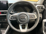 インテリアに合わせたデザインのステアリングは、運転される方のことも考え、運転しやすい形状、大きさです。是非一度、実際に触ってお確かめください。