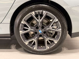 BMWの純正アロイホイールは軽量かつ強度にも優れているホイールで走行性能を引き上げる設計になっております。足元にもBMWは妥協がなくこだわっている個所になります。