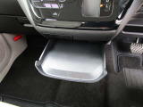 シフトレバーの下側に引き出し式の小さなテーブル(トレー)が有ります。