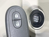 【キーレススタートシステム】カバンやポケットに入れたままでもドアの施錠・解錠が可能なスマートキーを装備。エンジンのオン・オフ時もカギを取り出す必要が無いからとっても便利です♪