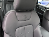 ホールド性が高く、ほどよく固いリアシートは長時間乗車も快適に過ごす事ができます。