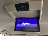 天井にリア席モニターが付いています。ナビゲーションで再生しているDVD等の映像を、後部座席の方にご覧いただくことができます。お子様にも大人気です。