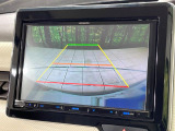 【バックカメラ】駐車時に後方がリアルタイム映像で確認できます。大型商業施設や立体駐車場での駐車時や、夜間のバック時に大活躍!運転スキルに関わらず、今や必須となった装備のひとつです!