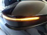【ウィンカー付サイドミラー】ヘッドライトだけではなく、サイドミラーにもウィンカーレンズがついているので、周りの車からみてもわかりやすく、しかもおしゃれですね♪