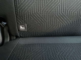 シートベルトを使わずチャイルドシートとクルマの固定金具を連結するだけのカンタンでガッチリ固定できるISOFIXがございます