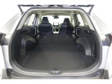 セカンドシートを倒した状態です。セカンドシートは独立可倒、荷物に合わせてラゲッジスペースをアレンジできます。